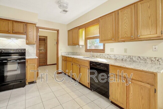 Building Photo - 216 Shadowood Ln