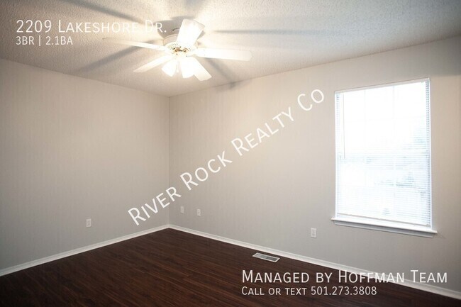 Building Photo - 2209 Lakeshore Dr