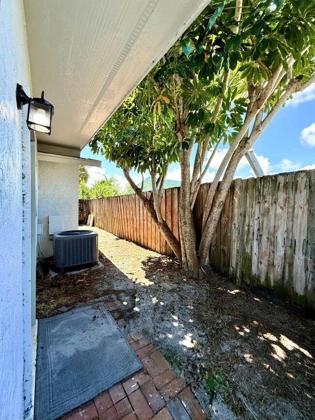 Building Photo - 1455 NE Silver Maple Way