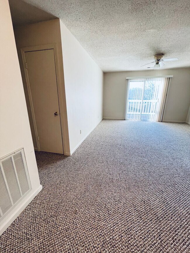 Building Photo - 105 Oriole Dr