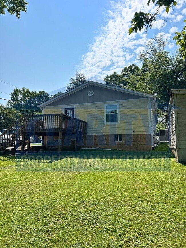 Building Photo - Three bedroom home downtown Cleveland!