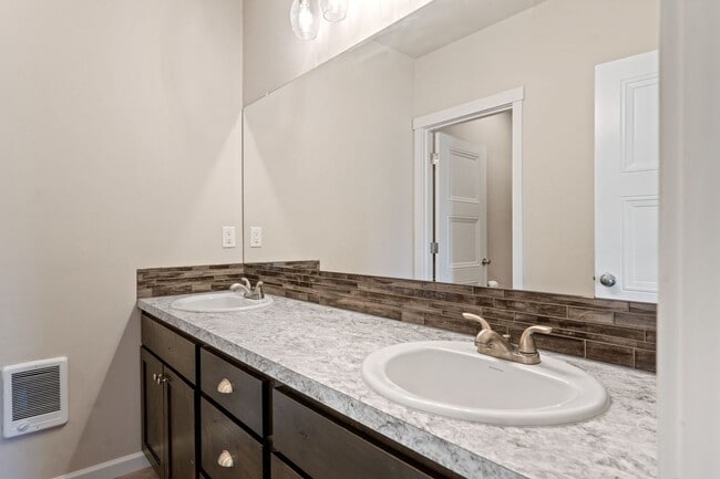 Building Photo - SW Redmond 4 Bedroom Home