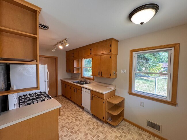 Building Photo - AVAILABLE NOW! Gorgeous, Newly Renovated 5 Bedroom, 2 Bathroom Single Family Home w/Huge Fenced I...