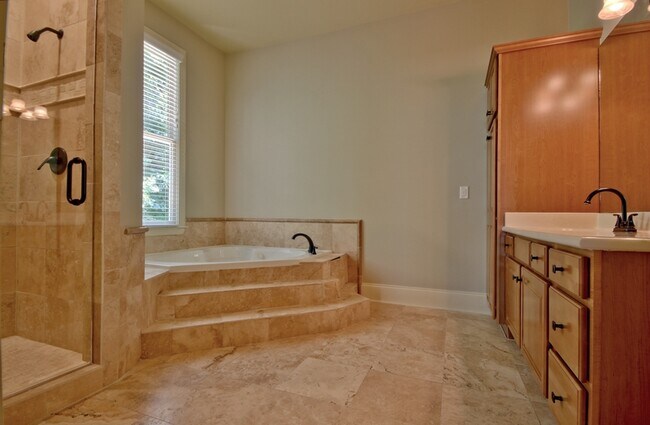 Building Photo - 335 Birkdale Dr
