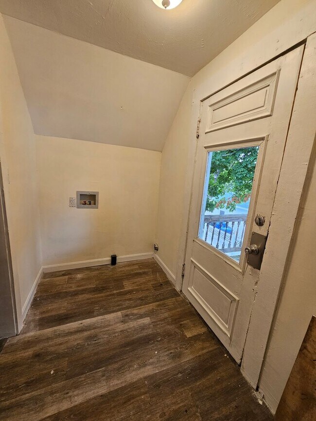 Building Photo - 605 Hall St