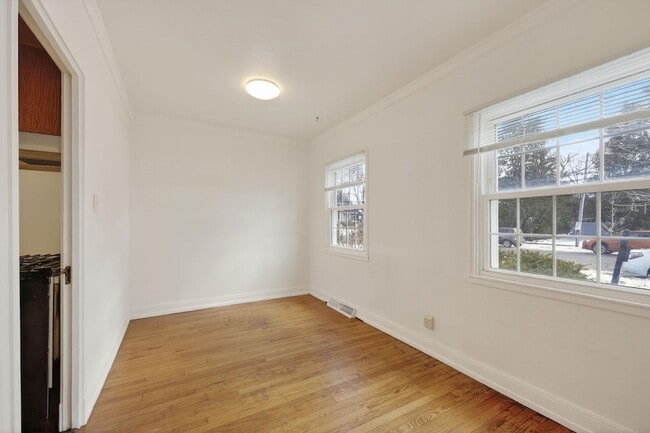 Building Photo - 514 W Lakeside St