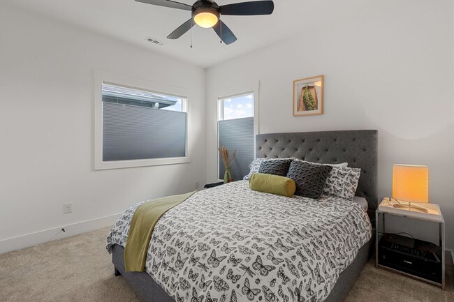Building Photo - Stunning Rental In Charlotte Parkside
