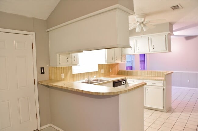 Building Photo - 323 Edgeton Ct