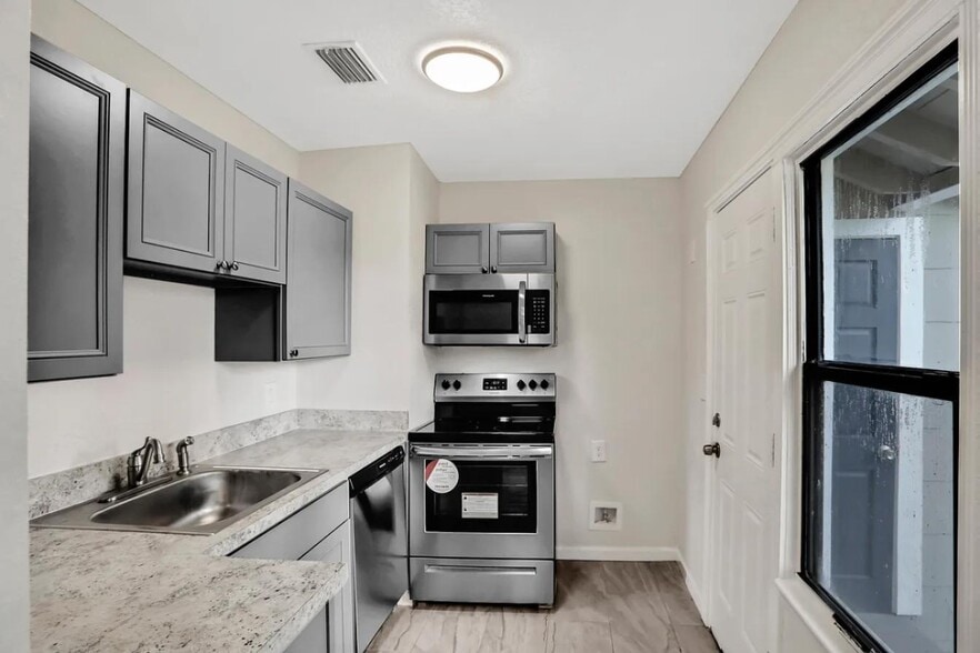 Building Photo - 3143 Home Park Cir N