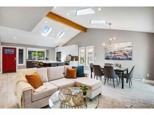 Building Photo - Recently Renovated and Updated 5 BR Townho...