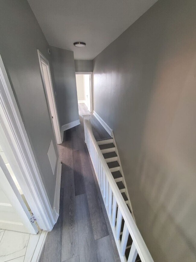 Building Photo - Stunning three bedroom in super convenient part of West Philly