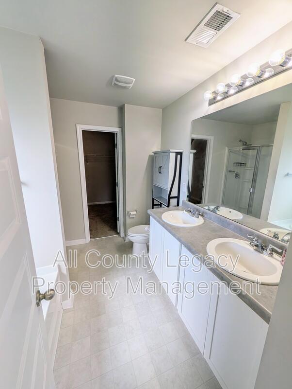 Building Photo - 1313 Brookstone Lake Dr