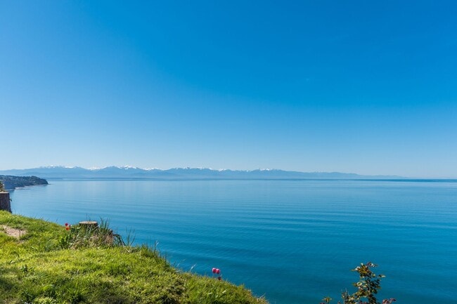 Building Photo - 3 Bedroom Condo on West Beach Bluffs **$500 of the first months rent**