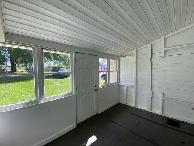 Building Photo - 556 S 2nd St