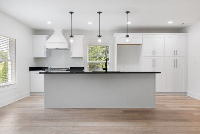 Building Photo - Four Bedroom Four Bath Home