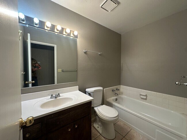 Building Photo - 1175 E Edison St