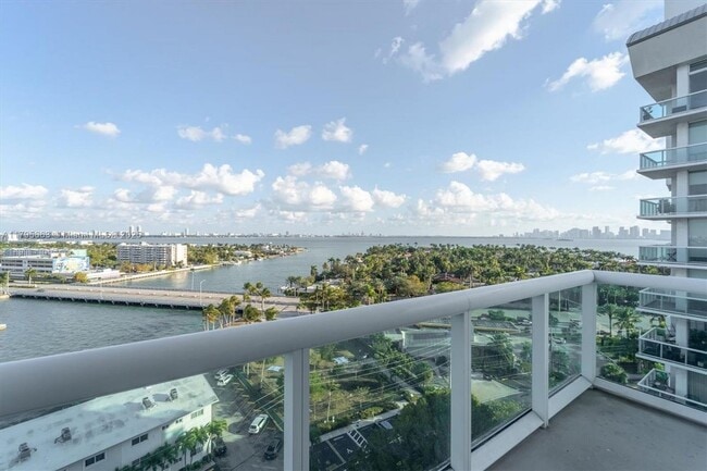 Building Photo - 7910 Harbor Island Dr