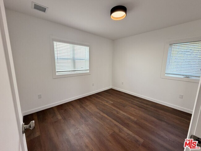 Building Photo - 818 N Harper Ave