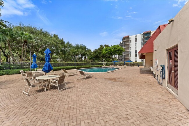 Building Photo - 3301 N Country Club Dr