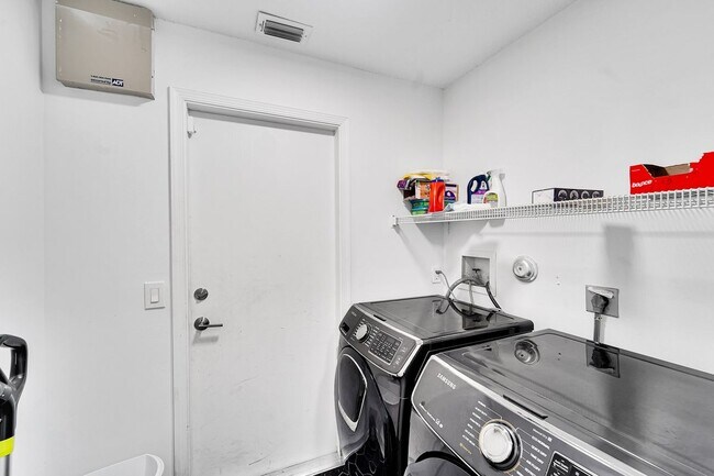 Building Photo - 945 Sunflower Ave
