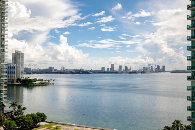 Building Photo - 1300 Brickell Bay Dr
