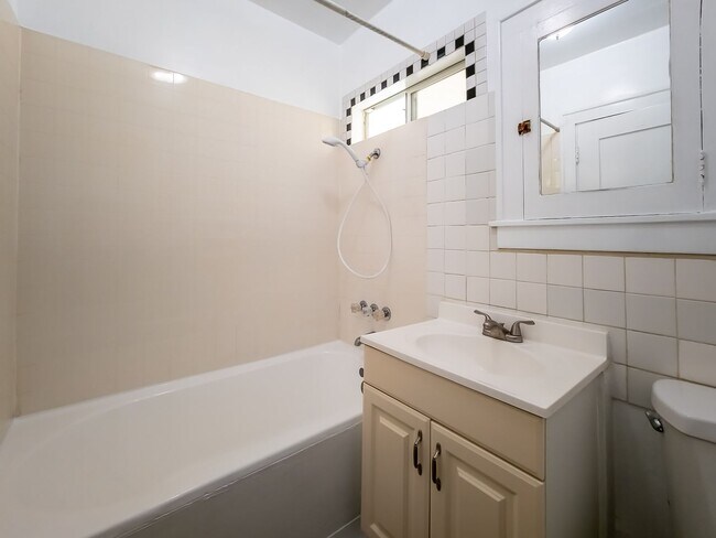 Building Photo - Bright & Inviting 1BR in the Heart of North Alhambra