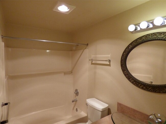 Building Photo - Convenient 1 Bed 1 Bath Seattle Condo!