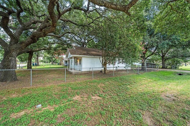 Building Photo - 202 Penick Rd