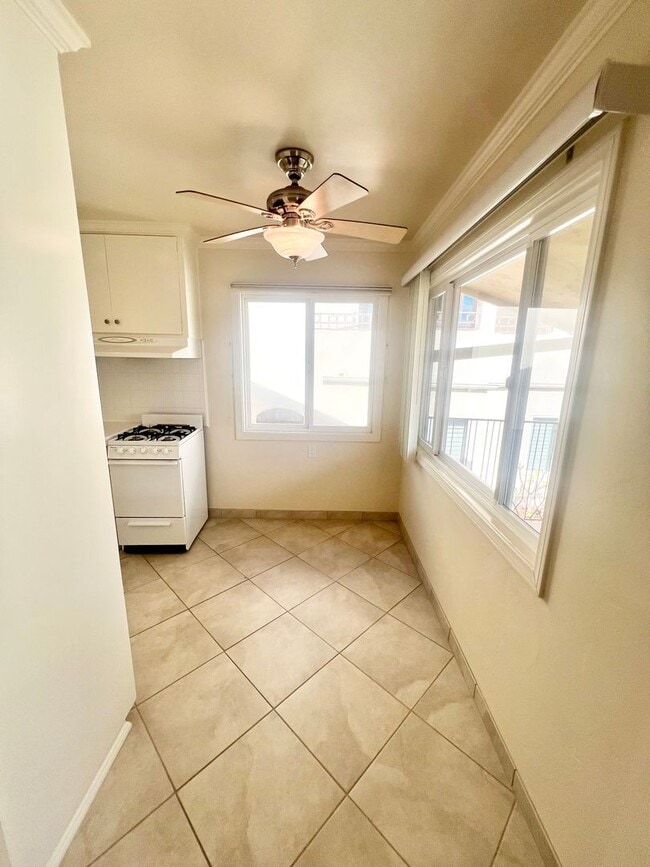 Building Photo - La Playa 1 bedroom, 1 bath Walking Distance to Bay & Point Loma Village