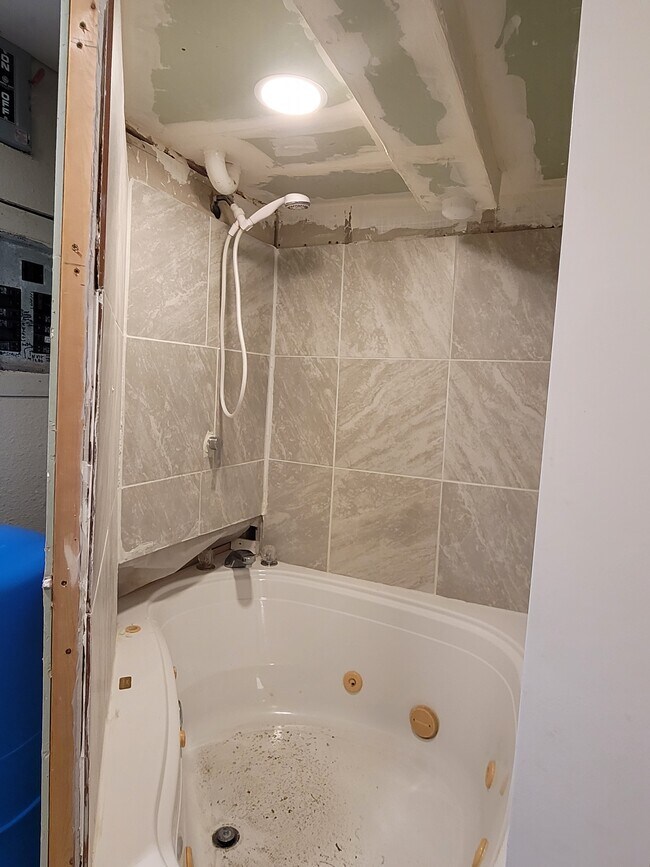 Building Photo - 8285 Green Ln