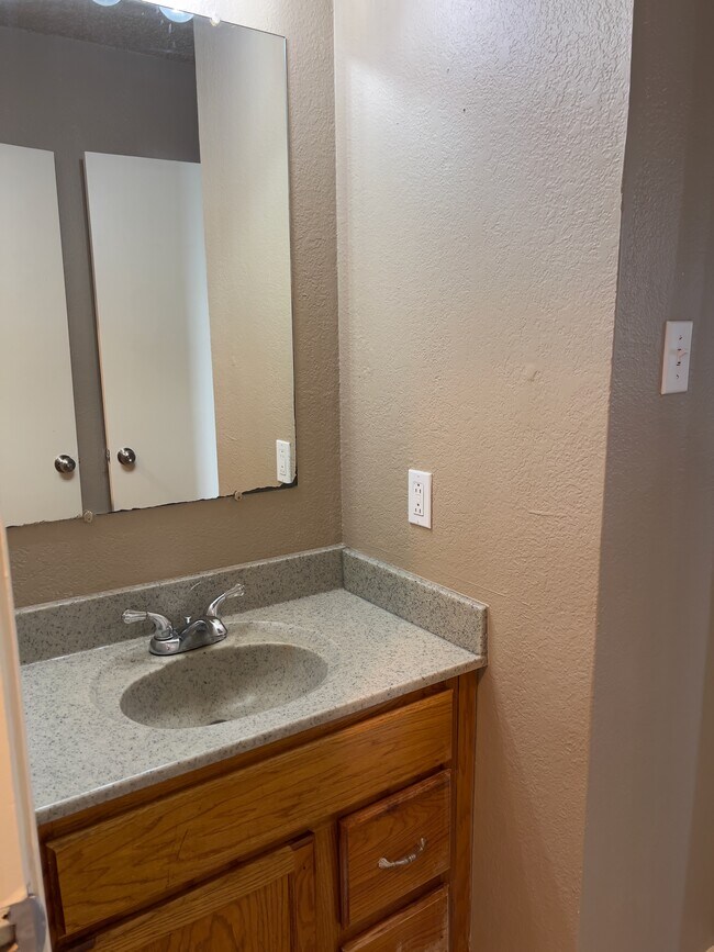 Building Photo - 302 E 17th St