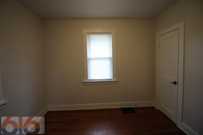 Building Photo - 813 Douglas St NW