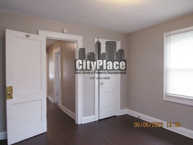 Building Photo - *Move in Special* 925 N Gladstone Ave. Ind...