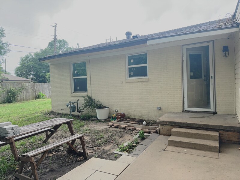Building Photo - 313 Lovers Ln