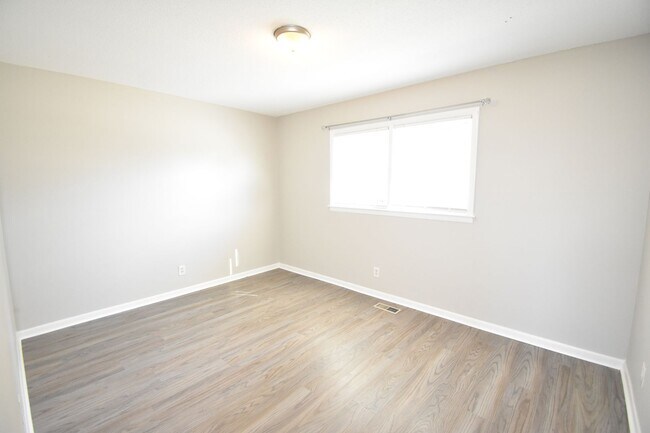 Building Photo - 4 Bedroom and 2 Bath Home- Updated (Pets N...