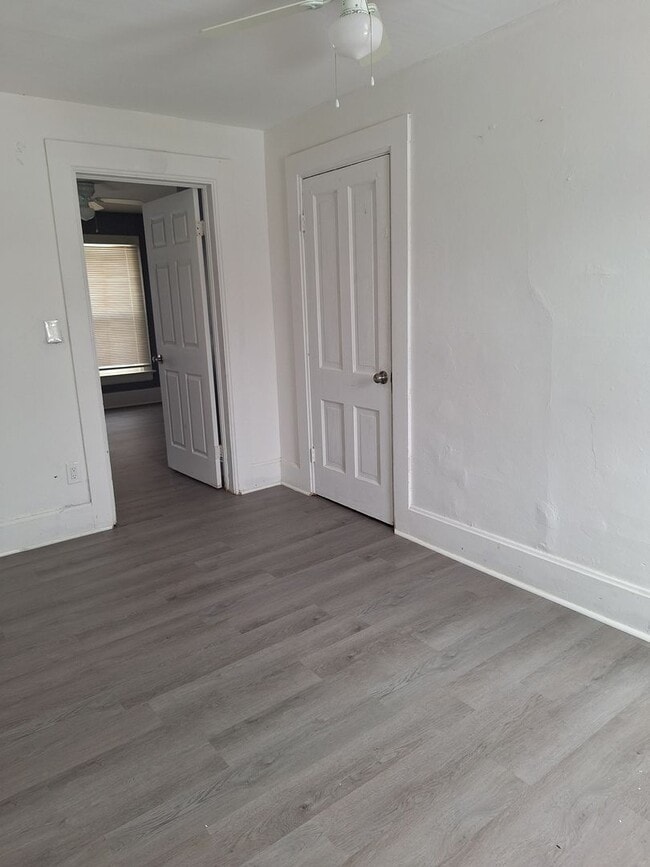 Building Photo - SL MON1527