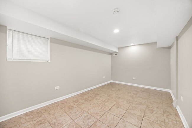 Building Photo - 1900 Highland Ave