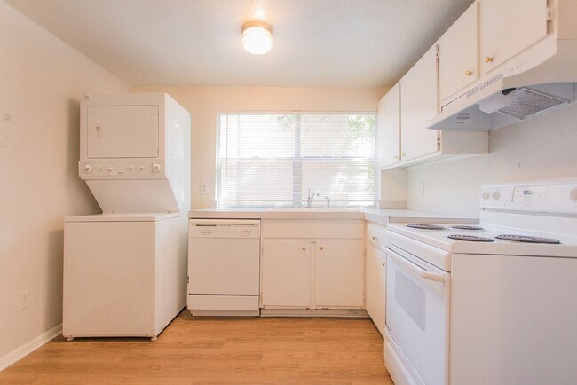 Building Photo - 604 Marine St