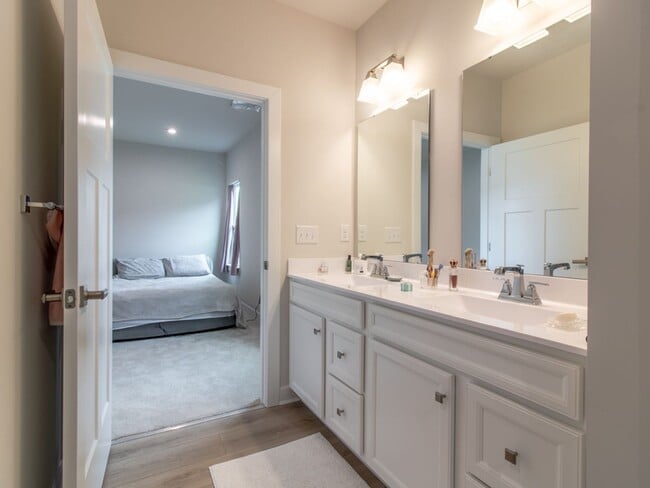 Building Photo - WINTER RENTAL - 3 BED 2.5 BATH SINGLE FAMI...