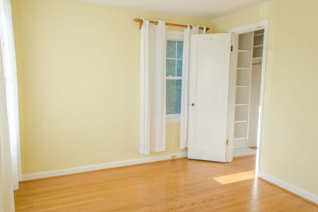 Building Photo - 2bd/1ba Seattle Home