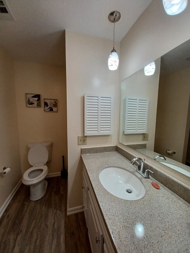 Building Photo - 582 Moull St
