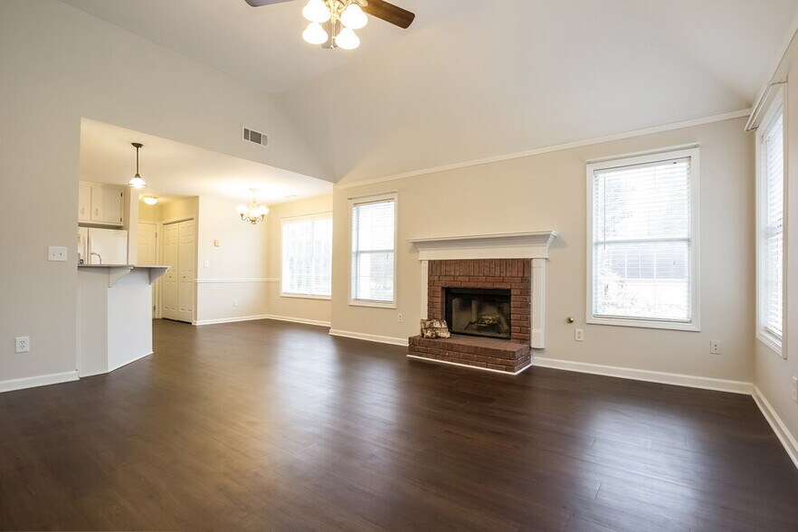 Building Photo - 2425 Huntington Dr