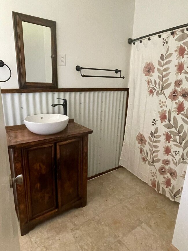 Building Photo - Available Now! Beautiful 3/1 with Large Fr...