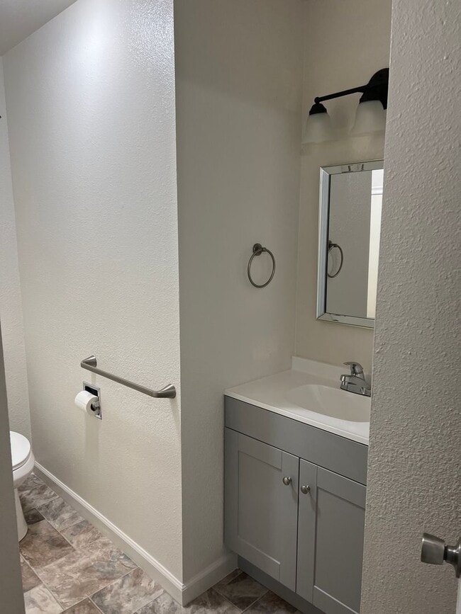 Building Photo - 3-bedroom, 2-bathroom home in Redding Upda...