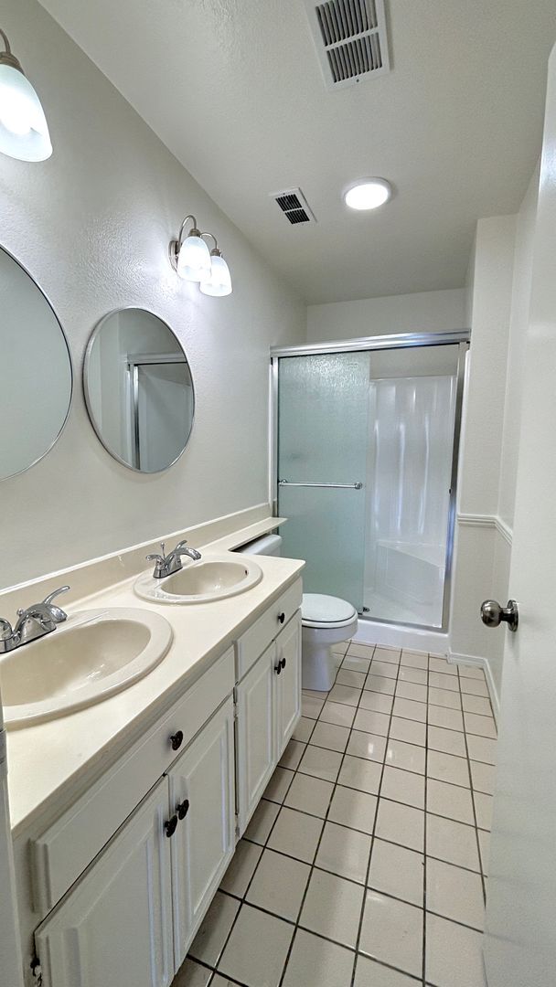 Building Photo - Lovely 4-bedrom 2.5-bath Condo In Panorama...