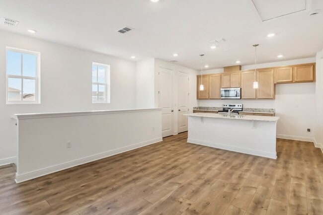 Building Photo - Beautiful Brand New 1/1 Garage Apartment i...