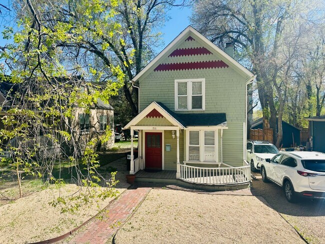 Primary Photo - Charming 3 bedroom Victorian home!