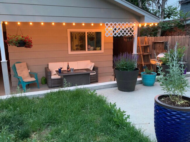 Private backyard, outdoor furniture included - 3425 Tejon St