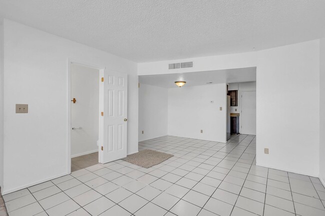 Building Photo - Charming townhouse for rent