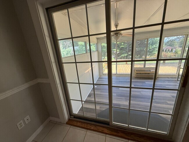 Building Photo - Spacious 4BR/2BA Tri-Level Home in Histori...